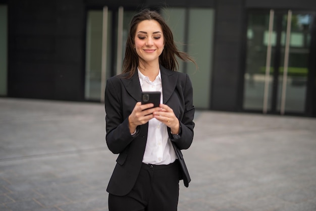 Zakenvrouw met behulp van haar mobiele telefoon