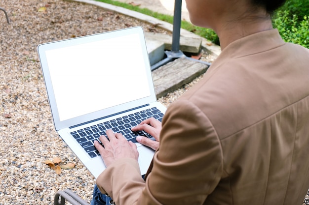 Zakenvrouw met behulp van laptop computer.works online op laptop die hand op toetsenbord.