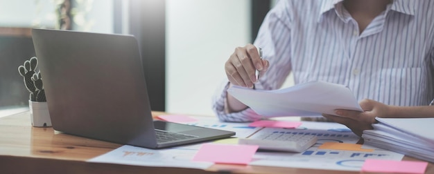 Zakenvrouw met behulp van rekenmachine voor do math finance op houten bureau in kantoor en zakelijke achtergrond belasting boekhoudkundige statistieken en analytisch onderzoek concept