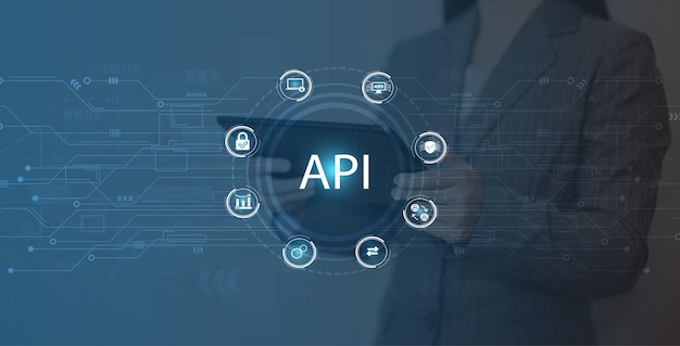 Foto zakenvrouw met behulp van slimme telefoon en laptop met application programming interface api-concept