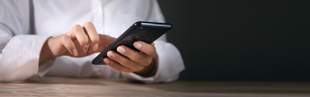 Zakenvrouw met behulp van slimme telefoon mobiel.