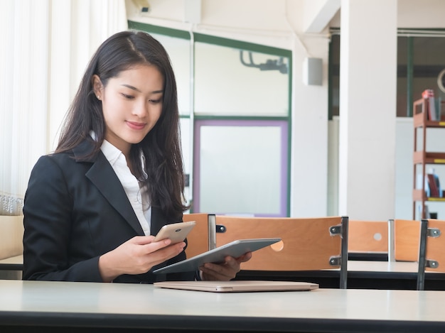 Zakenvrouw met behulp van smartphone