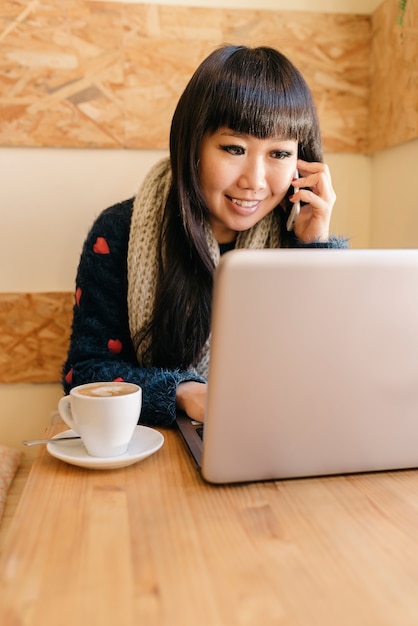 Zakenvrouw met behulp van zijn laptop in de Coffee Shop. Bedrijfsconcept