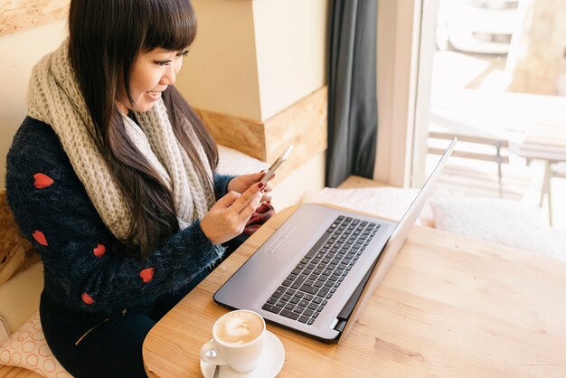 Zakenvrouw met behulp van zijn laptop in de Coffee Shop. Bedrijfsconcept