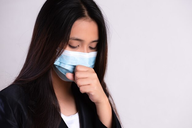 Zakenvrouw met beschermend gezichtsmasker en hoest, Coronavirus en 2,5 uur vechten