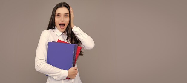 Zakenvrouw met boek Vrouw geïsoleerd gezicht portret banner met mock-up kopie ruimte Tienermeisje