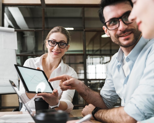 Zakenvrouw met bril tijdens een professionele ontmoeting met haar collega's