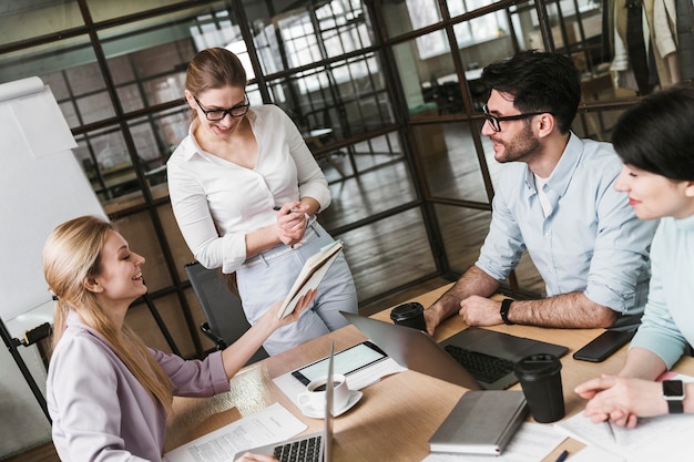 Foto zakenvrouw met bril tijdens een professionele ontmoeting met haar collega's