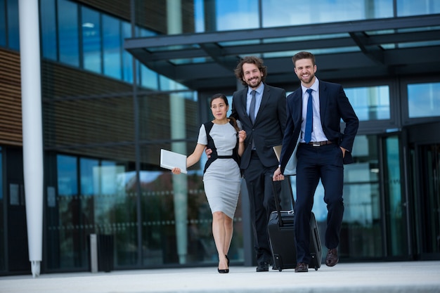 Zakenvrouw met collega's wandelen