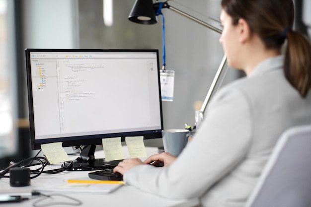 zakenvrouw met computer die op kantoor werkt