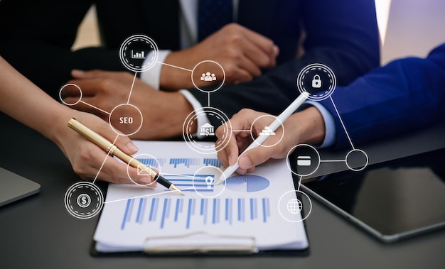 Zakenvrouw met de hand digitale marketingmedia in virtueel scherm met mobiele telefoon en moderne compute met vr-pictogramdiagram op kantoor