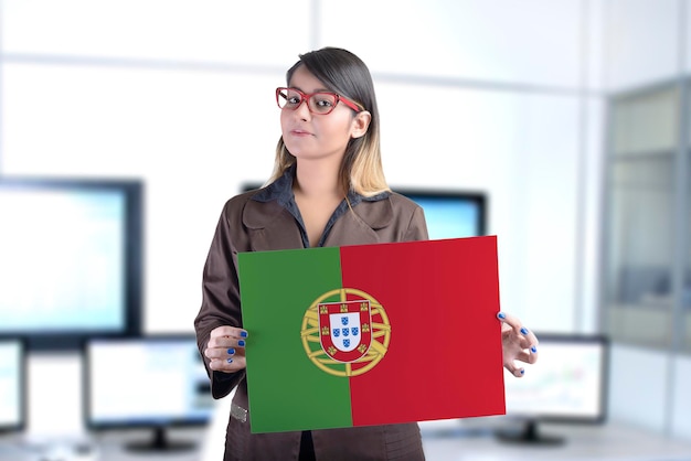 Foto zakenvrouw met de vlag van portugal