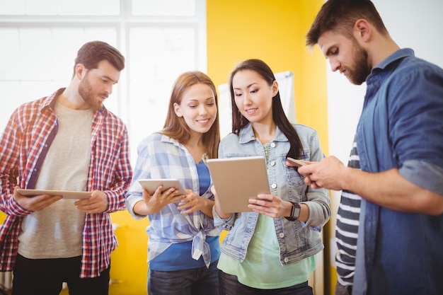 Zakenvrouw met digitale tablet met collega's