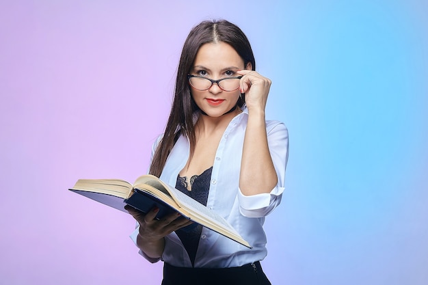 Zakenvrouw met een groot boek in haar handen.