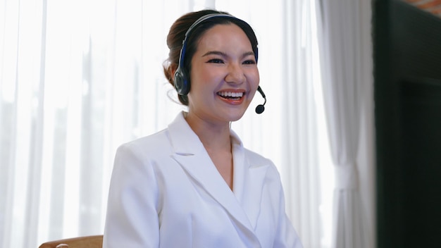 zakenvrouw met een headset die in een vivancy-kantoor werkt