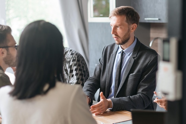 Zakenvrouw met een kopje water zittend aan een bureau