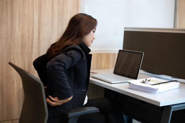 Zakenvrouw met een laptop aan het bureau in het kantoor