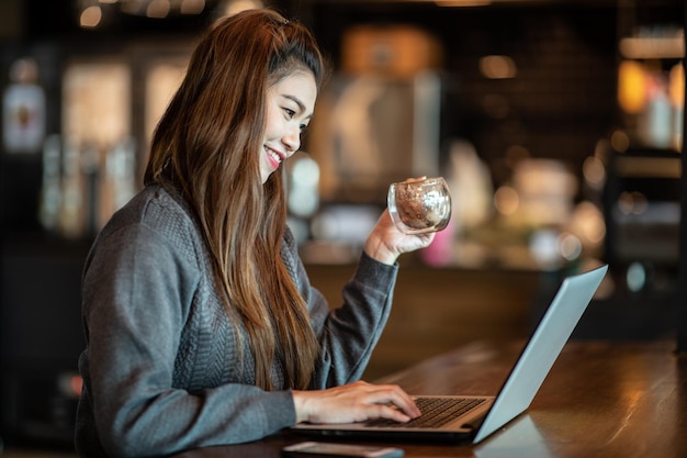 zakenvrouw met een laptop in een café