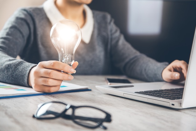 Zakenvrouw met gloeilampen, ideeën voor nieuwe ideeën met innovatieve technologie en creativiteit