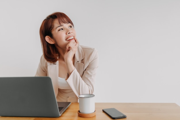 Zakenvrouw met laptop kijkt naar lege ruimte