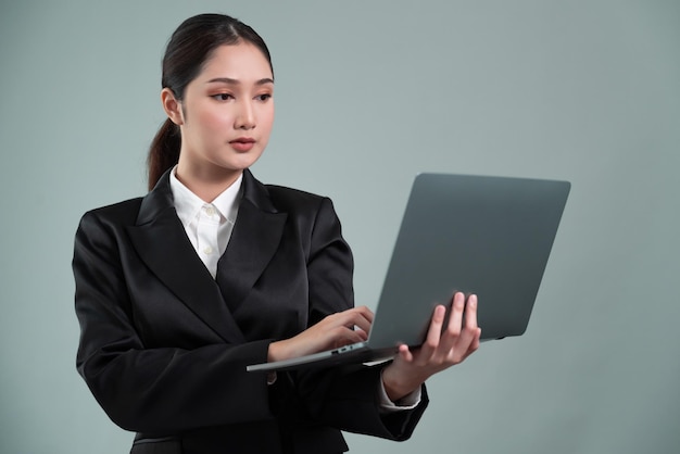 Zakenvrouw met laptop staat op geïsoleerde achtergrond Enthousiast