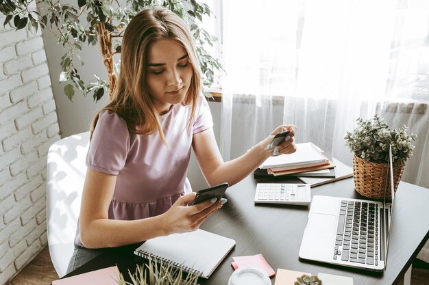 Foto zakenvrouw met mobiele telefoon in een modern kantoor