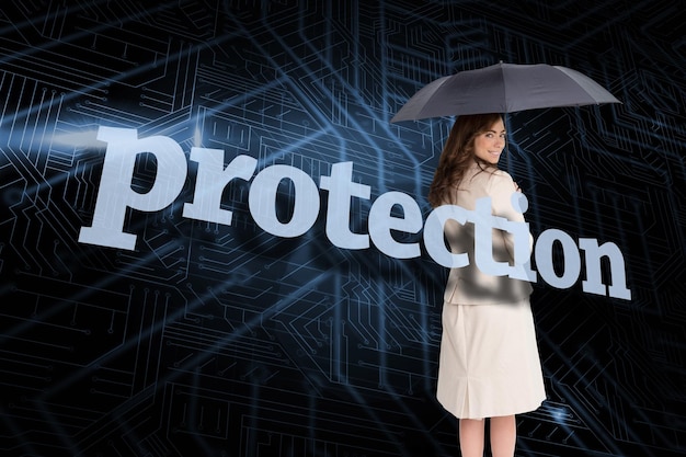 Zakenvrouw met paraplu achter het woord bescherming tegen printplaat
