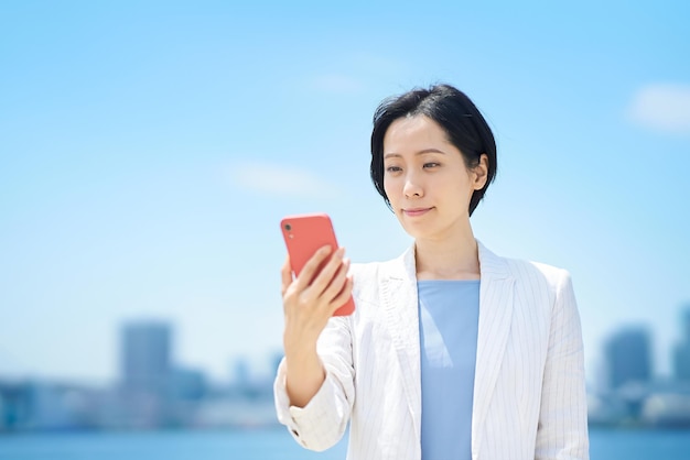 Zakenvrouw met smartphone buitenshuis