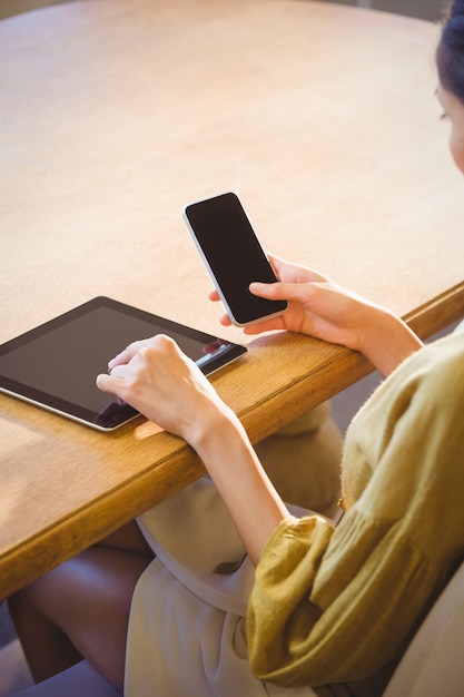 zakenvrouw met smartphone en digitale tablet