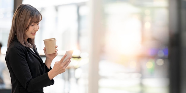 Zakenvrouw met smartphone op kantoor