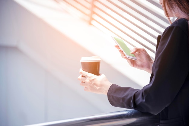 Foto zakenvrouw met smartphone winkelen online oproep sms bericht internet technologie levensstijl aziatische vrouw met behulp van mobiele telefoon lopen op straat slimme telefoon slimme zelfverzekerde vrouw moderne stad