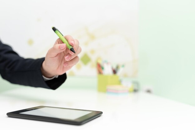 Zakenvrouw met tablet op bureau nieuwe ideeën met pen presenteren vrouw in kantoor met mobiele telefoon op tafel potlood te houden en belangrijke informatie tonen