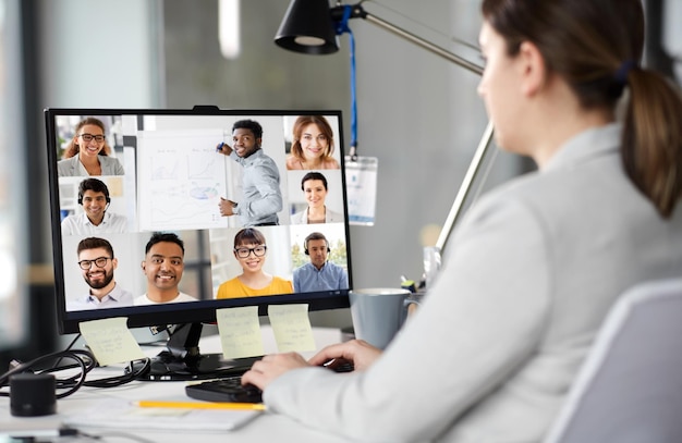 zakenvrouw met videoconferentie op de computer