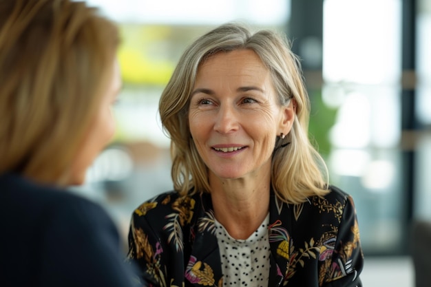 Zakenvrouw met volwassen gelaatstrekken en rimpels natuurlijke make-up in gesprek met een collega2