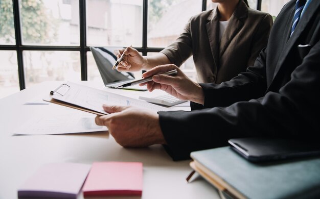 Zakenvrouw of accountant aan het werk Financiële investering op rekenmachine berekenen analyseren bedrijfs- en marketinggroei op financiële documentgegevensgrafiek Boekhouding Economisch commercieel concept