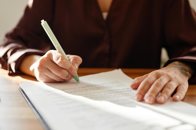 Zakenvrouw ondertekening document close-up