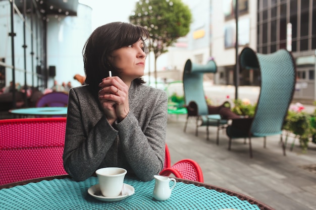 Zakenvrouw op het terras van een café