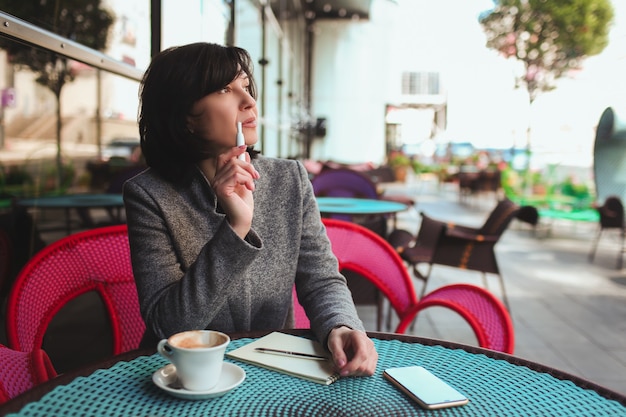 Zakenvrouw op het terras van een café