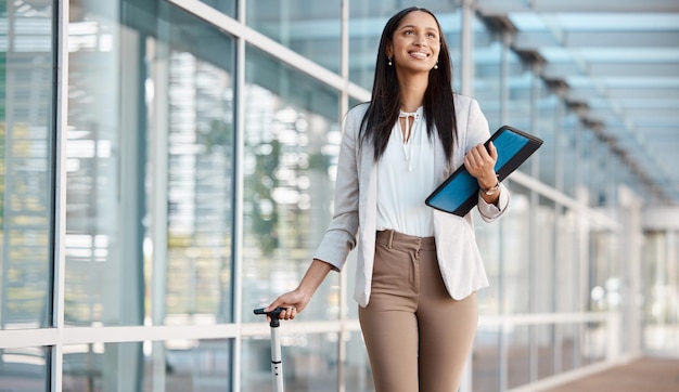 Zakenvrouw op het vliegveld buiten in de stad met dossiers voor een professionele werkreis Reis blij en corporate manager uit Brazilië vertrekt naar een vlucht voor een loopbaanseminar voor bedrijfsmanagement