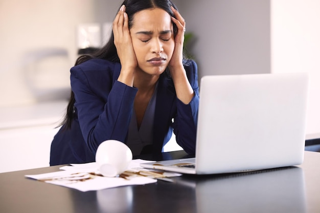Zakenvrouw overstuur en laptop in het kantoor met koffie of morsen handen voor back-up of water op technologie Vrouwelijke persoon gefrustreerd en computer met drankje of splash voor werk accountant met falen