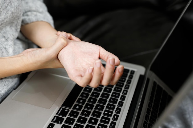 Zakenvrouw palm pijn in handen tijdens het werken vanaf het gebruik van computer laptop lange tijd Office syndroom concept