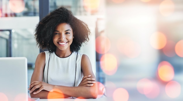 Zakenvrouw portret en armen gekruist voor kantoorplanning Human Resources management en carrière-mentaliteit Gelukkige professionele werknemer Afrikaanse persoon of HR-medewerker met bokeh en mockup of ruimte