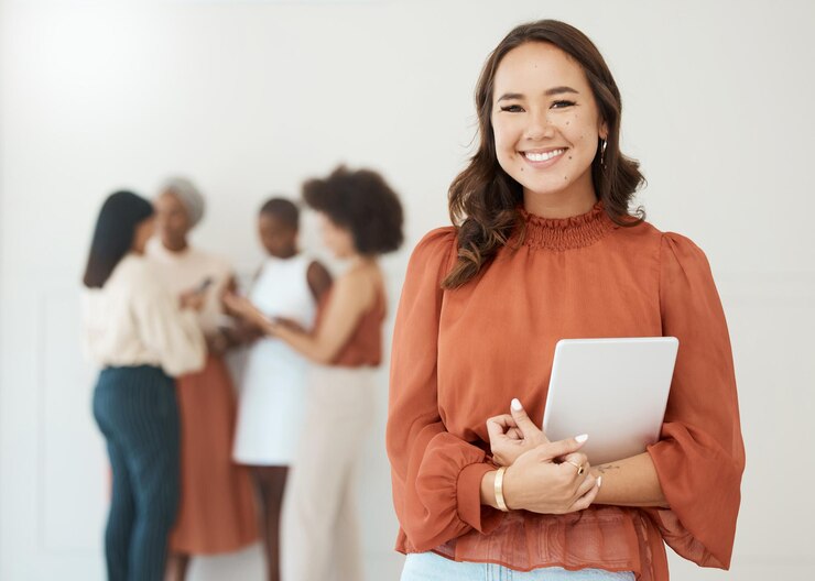 Foto zakenvrouw portret en tablet met een glimlach voor management internet en netwerk aziatische vrouwelijke ondernemer met mobiel apparaat voor social media communicatie leiderschapsrapport of online zoeken