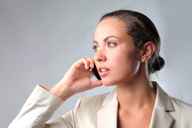 Zakenvrouw praten aan de telefoon