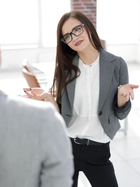 Zakenvrouw praten met een kantoormedewerker kantoor weekdagen