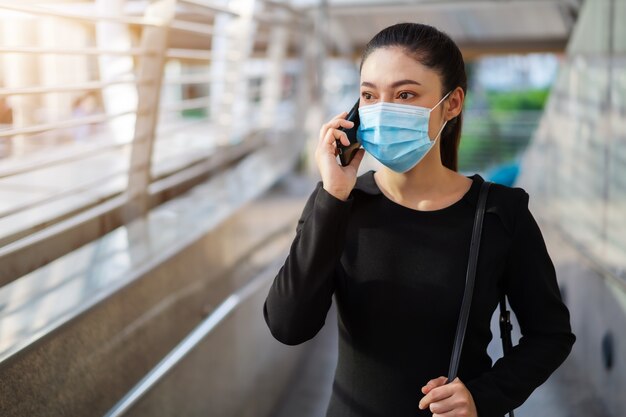 Zakenvrouw praten met smartphone en het dragen van medische