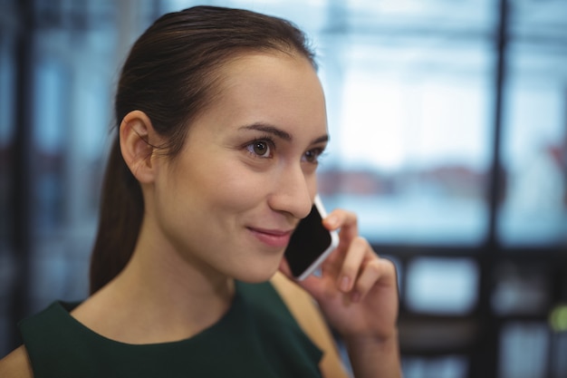 Zakenvrouw praten op mobiele telefoon