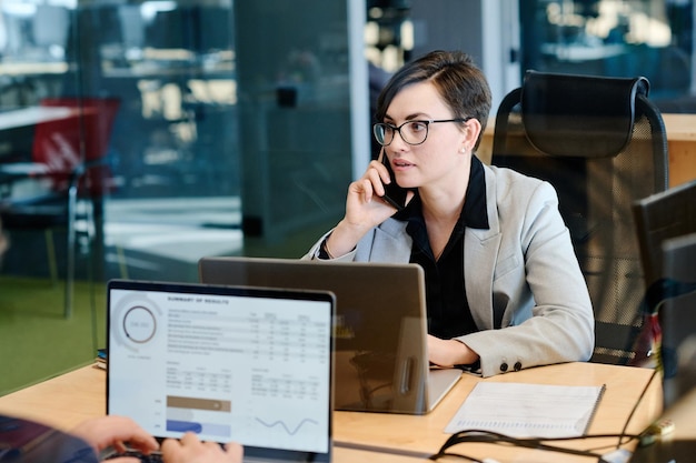 Zakenvrouw praten over de telefoon op de werkplek