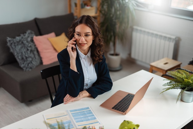 Zakenvrouw praten over de telefoon. Zakenvrouw die vanuit huis werkt en telefoon gebruikt