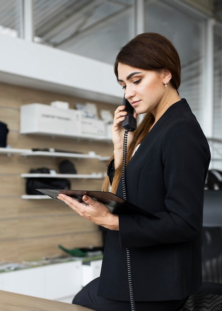 Zakenvrouw praten over de telefoon